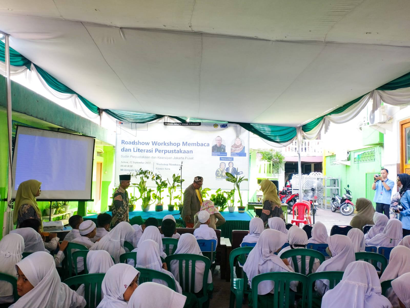 Roadshow Workshop Membaca Dan Literasi Perpustakaan Sudin Pusip Jakarta Pusat Di MI Diniyah Islamiyah