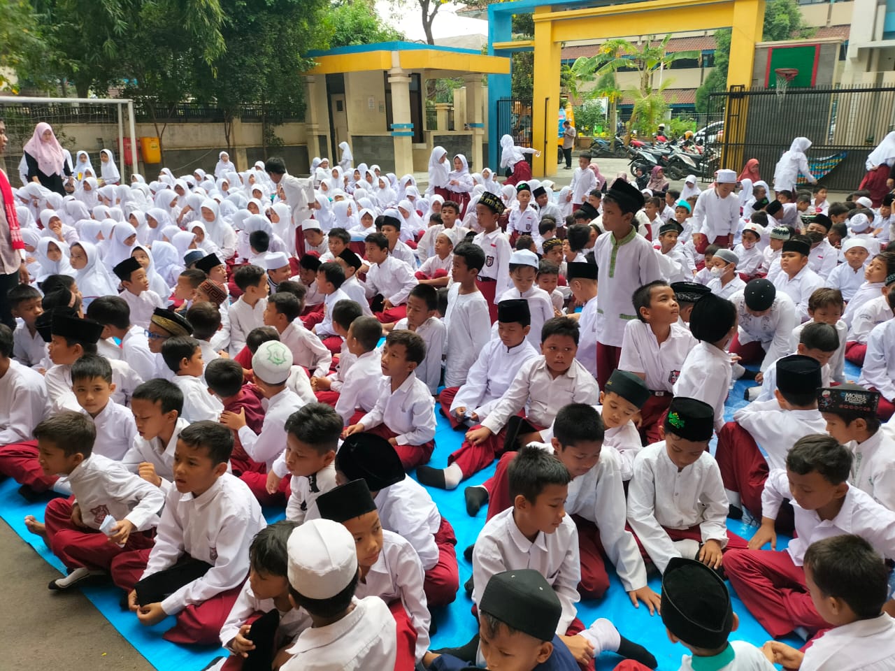 Ketupat Betawi Ketemu Pemustaka Bersama Tim Literasi Di SDN Sumur Batu 03