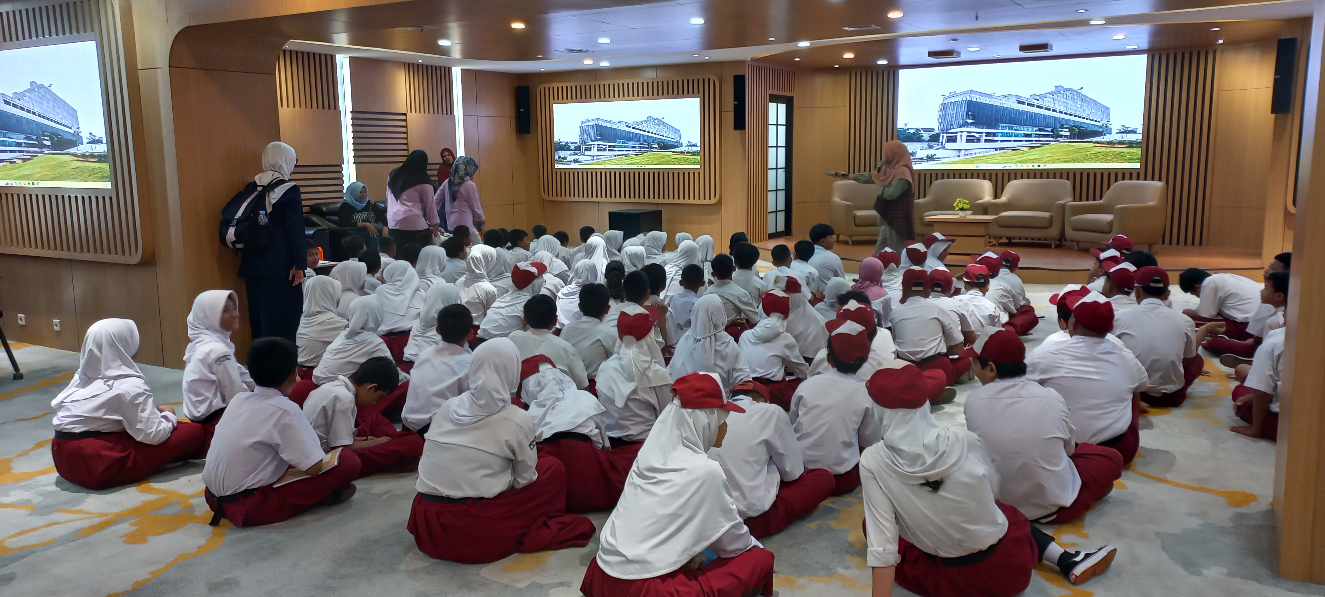Wisata Literasi SD NEGERI CIPINANG CEMPEDAK 07