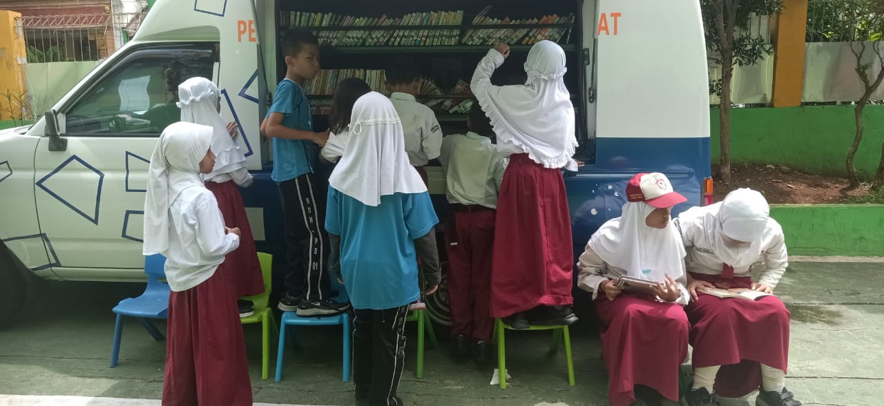 Menonton Film Edukasi